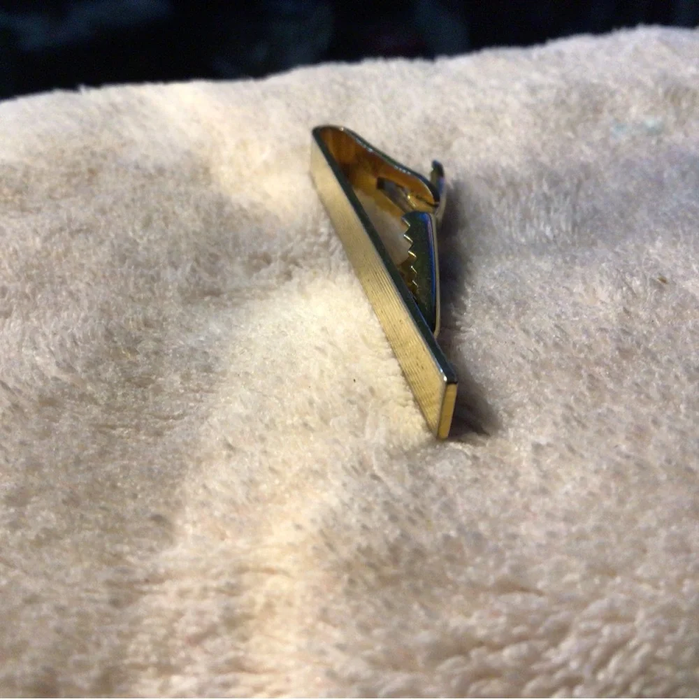Men's Gold Ribbed Tie Clip - Sleek Professional Finish